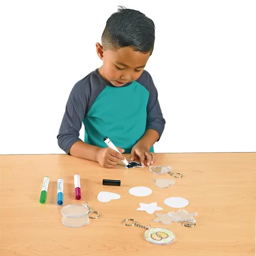 Vista 4 de Colorations Crea tu propio kit de manualidades de llavero para niños, juego de 12 – Kit de bricolaje para niños que fomenta la creatividad – Fácil