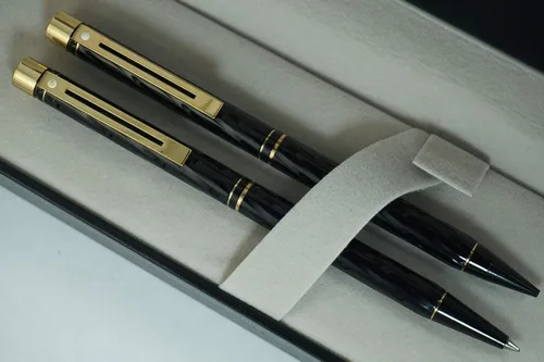 Vista 7 de Sheaffer Hecho en los Estados Unidos Signature Targa Spiral Black Lacquer Barrel con anillos de oro Signature Targa Center y bolígrafo de oro de 22