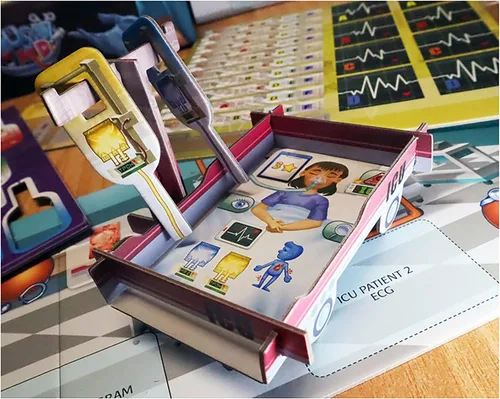 Vista 2 de Artipiagames Rush M.D.: Expansión UCI - Juego de mesa cooperativo Artipia Games, colocación de trabajadores, estrategia, edades 14+, 1-4 jugadores