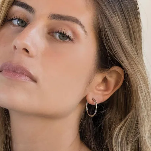 Vista 6 de Juego de 45 pares de aretes de aro dorados y plateados para niñas y mujeres, paquete múltiple de aretes colgantes de perlas gruesas trenzadas