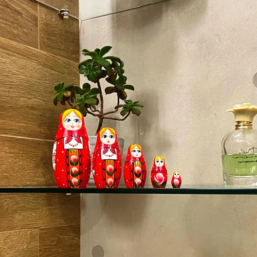 Vista 8 de AEVVV Juego de 5 muñecas de anidación rusas, muñecas Matryoshka con sarafan ruso rojo tradicional, muñecas Babushka, muñeca anidadora de madera