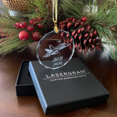 Vista 2 de LaserGram Adorno de Navidad de vidrio personalizado, tía más grande del mundo, idea de regalo grabada con láser personalizada (forma redonda)