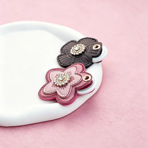 Vista 6 de Paquete de 2 llaveros ocultos para Airtag 2nd & 1st - Linda funda de cuero para llavero para mujer, diseño de flores negras y rosas