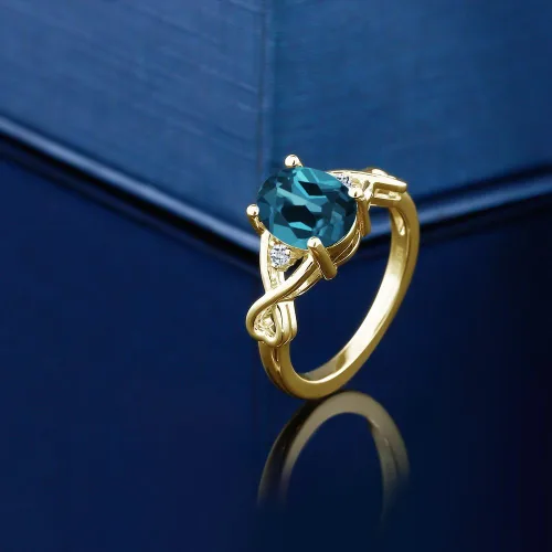 Vista 4 de Gem Stone King Anillo de plata chapada en oro amarillo de 18 quilates con topacio azul Londres y topacio blanco para mujer