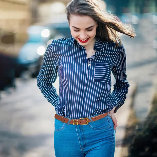 Vista 4 de Cinturón de cuero clásico con hebilla de metal para mujer con vestido de jeans