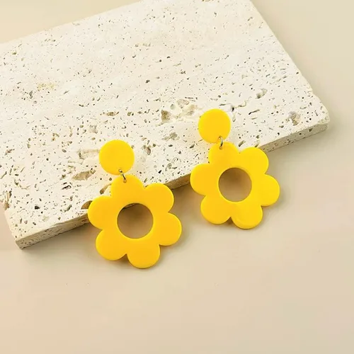 Vista 2 de Caiyao Aretes vintage de resina de los años 60 y 70 para mujeres y niñas, bonitos aretes colgantes de flores huecas, adolescentes, novia, fiesta