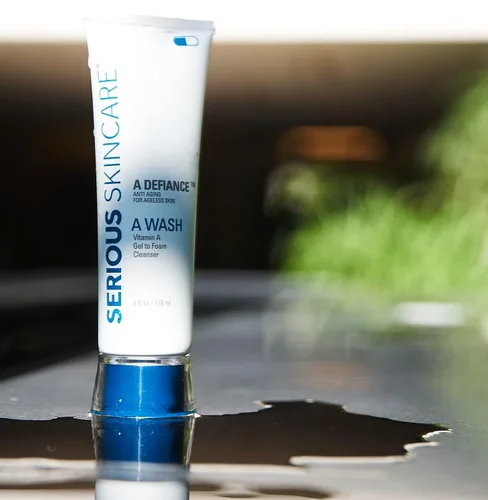 Vista 3 de Serious Skincare A Defiance A Wash Limpiador facial de 4 onzas, vitamina A, retinol, gel desmaquillante para espuma, fruta de papaya, extracto