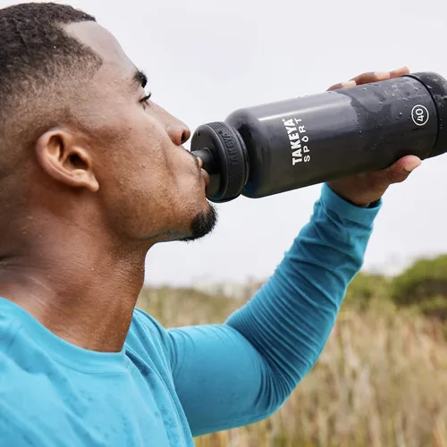 Vista 5 de Takeya Tritan - Botella de agua deportiva con tapa de boquilla - Sin BPA y apta para lavavajillas - Botella reutilizable con asa de tapa - Botella