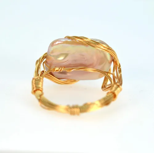 Vista 4 de Anillo de perlas barrocas de color metálico natural con relleno de oro de 14 quilates para mujer