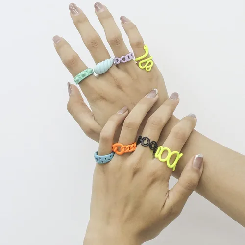 Vista 5 de SISMIURRA anillos gruesos y coloridos para mujeres, juego de 8anillos apilables de estilo Y2K, anillos transparentes, retro y abiertos, joyas