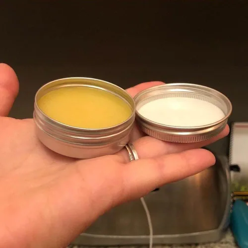 Vista 5 de Tarros vacíos de aluminio de 2 onzas con tapa de rosca con tapas, 75 latas de velas redondas, recipientes cosméticos recargables para bálsamo