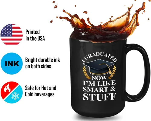 Vista 4 de Taza de café de graduación de 15 onzas, color negro, con texto en inglés «Now I'm Like Smart & Stuff – Chistes graduados divertidos, collage tonto