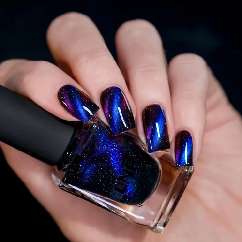 Vista 3 de ILNP After Hours Esmalte de uñas holográfico magnético azul profundo a base de negro
