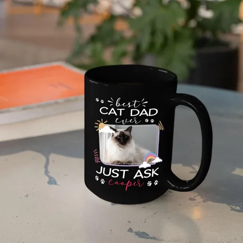 Vista 4 de Taza de cerámica negra personalizada para elegir nombre y foto con texto en inglés "Best Cat Dad Ever Just Ask", taza de café personalizada de 11
