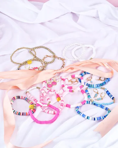 Vista 7 de Preppy Heishi - Juego de pulseras de surfista para niñas adolescentes, bonitos aretes estéticos, anillos estéticos preppy coloridos de oro blanco