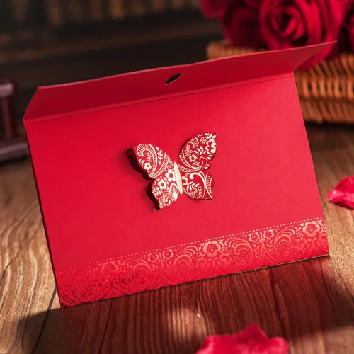 Vista 3 de Hosmsua 50 tarjetas de invitaciones de flora de encaje cortado con láser rojo con mariposa dorada y sobres para despedida de soltera, boda