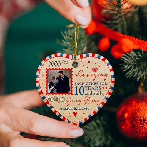 Vista 3 de Adorno de Navidad personalizado con foto de pareja 2025 con cualquier imagen, adorno de Navidad molesto, carga cualquier foto, adorno de cerámica