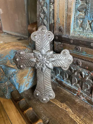 Vista 3 de Arte de pared de metal, cruz sagrada de Milagro, llévate tu preocupación, ornamental, etiqueta de regalo, hecho a mano en Haití, 3.75 x 4.5 pulgadas