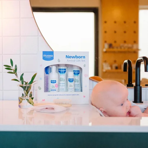 Vista 3 de Mustela Set de regalo para recién nacidos, productos esenciales para el cuidado de la piel y el baño para bebés, natural y a base de plantas, juego