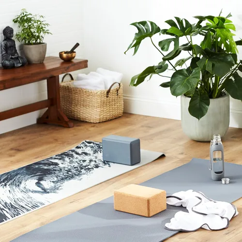 Vista 4 de Manduka Bloque de yoga – Bloque de corcho de grano fino, equipo de yoga, accesorio de gimnasio en casa, herramienta de pilates, ligero para viajes