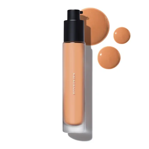 Vista 16 de MAKE Beauty Diffusion Dew Skin Tint. Acabado radiante de cobertura transparente a media. Difumina, suaviza e ilumina para una tez luminosa. 01 Feria