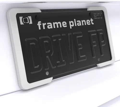 Vista 8 de Marco de placa de matrícula. Diseño flexible de 2 piezas de Frame Planet. 1 paquete. Reducción de ruido, antiarañazos, resistente a la intemperie