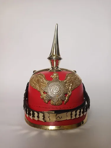 Vista 2 de AnNafi Casco rojo alemán Pickelhaube Casco imperial prusiano Pickelhauben Disfraz de oficial militar de latón con púas para hombre Segunda Guerra