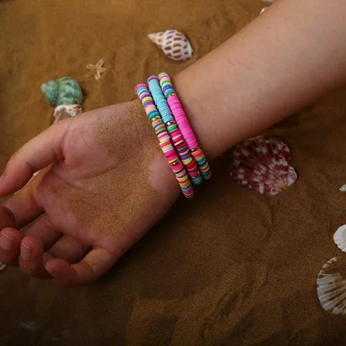 Vista 3 de CASDAN 14 pulseras Heishi para mujer con cuentas de disco de vinilo arco iris Srting Stack pulsera surfista cuerda elástica pulseras verano playa