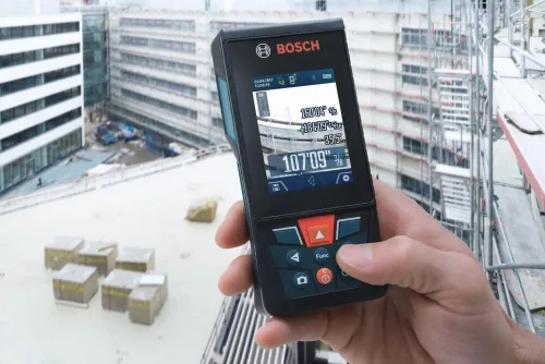 Vista 2 de Bosch GLM400CL 400 Ft Blaze Medidor láser conectado para exteriores, incluye batería de iones de litio de 1.0 Ah 3.7V y cargador, cable Micro USB