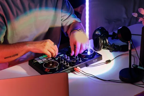 Vista 4 de Hercules DJControl Inpulse 200 MK3 - Controlador de DJ ideal con Serato