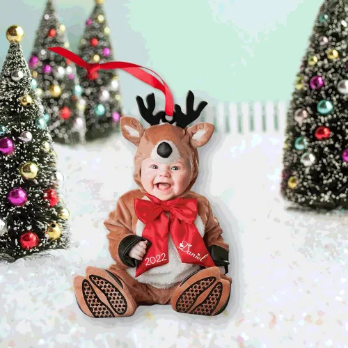 Vista 2 de Adorno personalizado de primera Navidad del bebé con carga de foto, decoración plana colgante de cara de recién nacido para árbol navideño, lindo