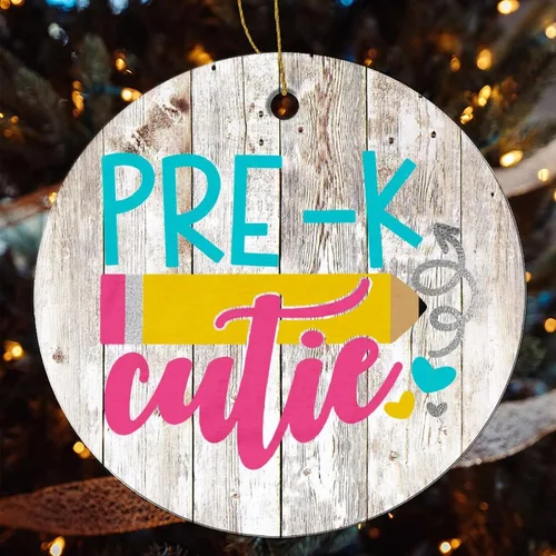 Vista 5 de Adorno redondo de cerámica para prekínder de preescolar y regreso a clases, primer día de pre-K, letrero de adorno para árbol de Navidad, decoración