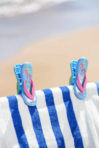 Vista 2 de O2COOL Bocaclips - Pinzas para toallas de playa para sillas de playa, accesorios para patio y piscina - (Chanclas) 2