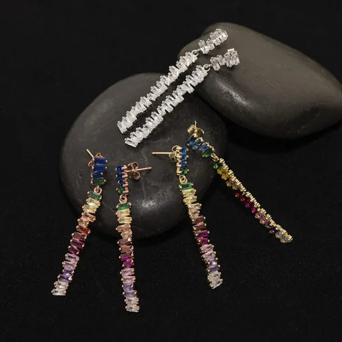 Vista 3 de Devin Rose Aretes colgantes de plata de ley con barra de circonita cúbica arcoíris para mujer con poste y parte trasera de tuerca