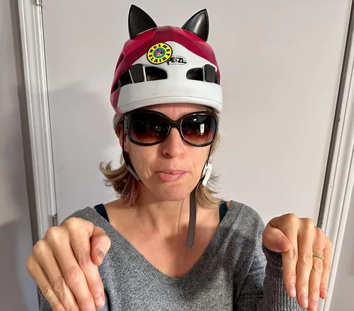 Vista 4 de Softeez - Orejas de gato para casco, fabricadas en Estados Unidos, accesorio de casco de espuma para casco de bicicleta, casco de esquí y casco