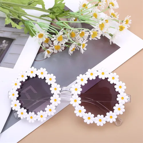Vista 7 de Yolev 1 par de lentes de sol de margaritas redondas, marco de plástico, protección UV para mujeres, accesorios de playa de verano, Blanco