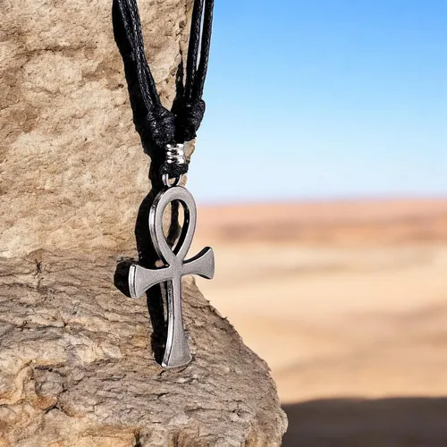 Vista 4 de BlueRica Collar de cordón ajustable con cruz de la vida Ankh