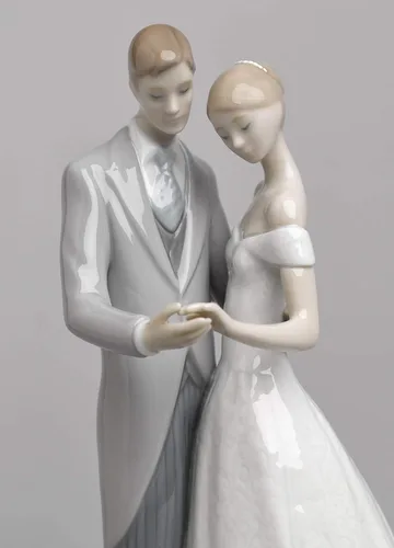 Vista 4 de LLADRÓ Figura de porcelana de una pareja de bodas unidos para siempre. boda decorativa del novio y la novia en porcelana brillante.