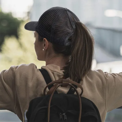 Vista 6 de Gorra de cola de caballo para mujer, diseño de pastor alemán, con cierre de correa de algodón