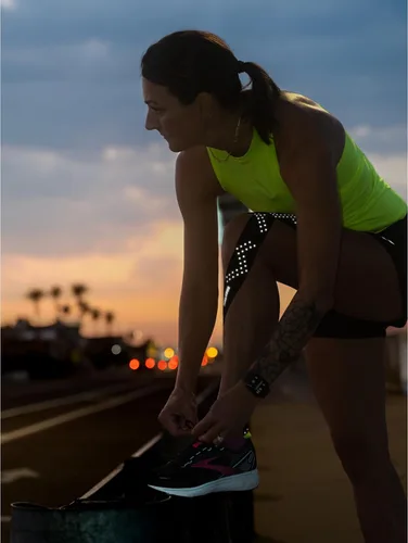 Vista 2 de RockTape Cinta de kinesiología reflectante RockFlash, optimizada para deportes