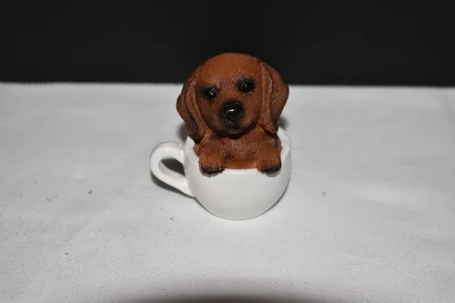 Vista 3 de Adorable figura de estatua de perro salchicha marrón de 2.5 pulgadas sentado dentro de una taza de té