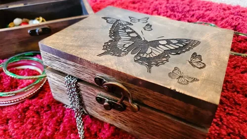 Vista 2 de Joyero de mariposa grabado, hermosa caja de recuerdo Caja de almacenamiento de aretes y collares para niñas y mujeres Idea de regalo para el día