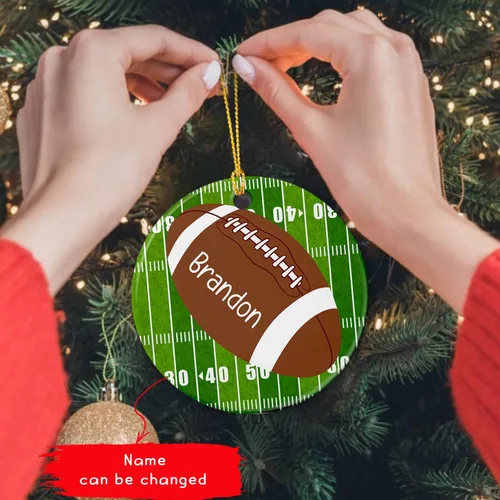 Vista 2 de Adornos personalizados de cerámica de fútbol americano, recuerdo de adorno de Navidad de jugador de fútbol americano, regalo para atletas