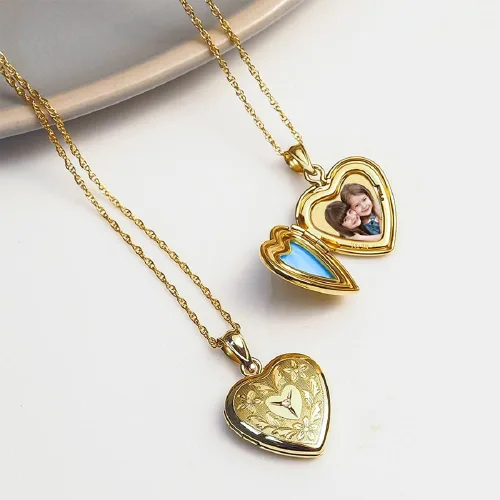 Vista 5 de PicturesOnGold.com Medallón de fotos de corazón floral relleno de oro de 14 quilates con diamante, 34 pulgadas x 34 pulgadas, incluye cadena de 18