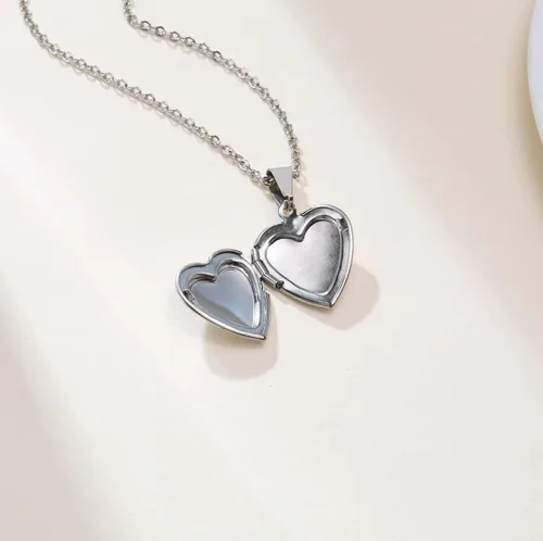 Vista 5 de Bicyway Collar con medallón de corazón para mujeres y niñas, collar con colgante de medallón chapado en oro que sostiene fotos, joyería y regalos