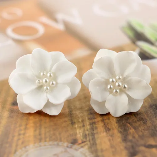 Vista 5 de Exaggeration - Aretes bohemios de perlas para mujer, flor de camelia, perlas blancas, aretes de tuerca Blosson, regalos de joyería de boda