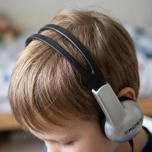 Vista 4 de Koss UR10 - Auriculares educativos, color plateado, para niños y todas las edades, con cable Negro