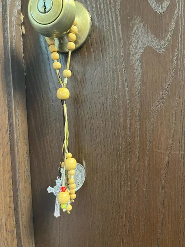 Vista 3 de St Benedict Home Protection - Juego de 2 colgadores de puerta con cuentas de colores y tarjetas de San Valentín