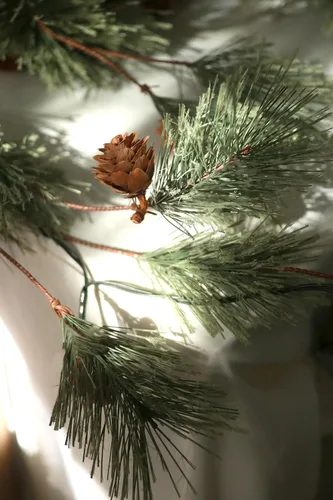 Vista 2 de Guirnalda de Navidad rústica de 6.4 pies con luz, preiluminada para exteriores con agujas de pino y piñas para chimenea, puerta, porche, repisa