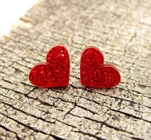 Vista 9 de Aretes de corazón con purpurina roja con postes de titanio hipoalergénicos sin níquel
